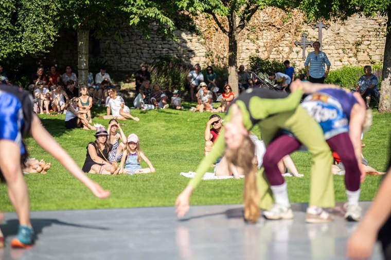 tanečníci v zahradách