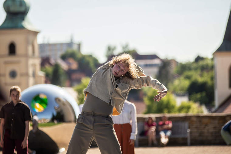 tanečníci v zahradách