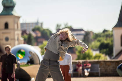 tanečníci v zahradách