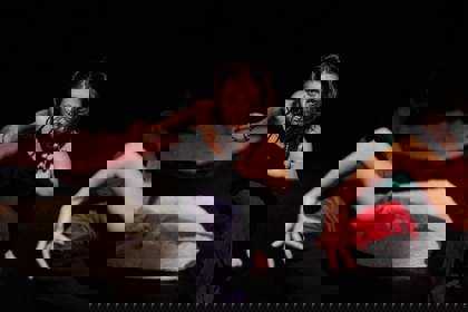 studenti tančí na představení