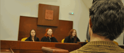 studentka na simulovaném soudu