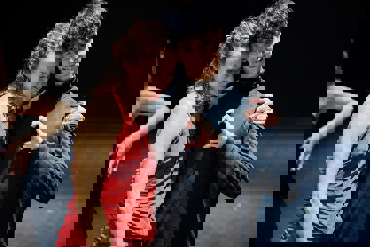 studenti tančí na představení