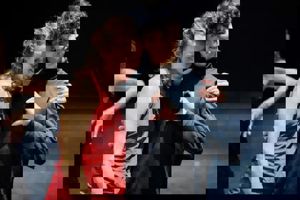 studenti tančí na představení