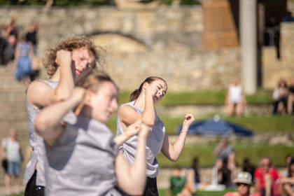 tanečníci v zahradách