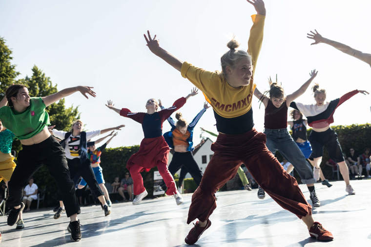 tanečníci v zahradách