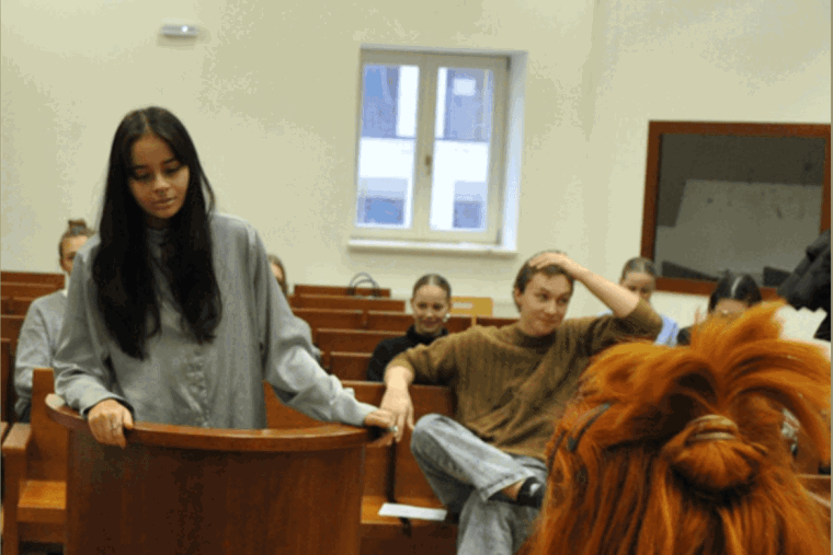 studentka na simulovaném soudu