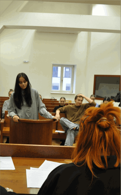studentka na simulovaném soudu