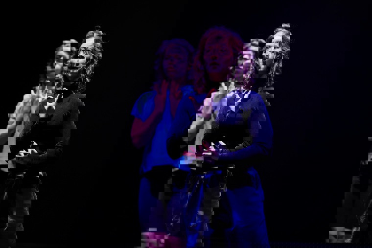 studenti tančí na představení