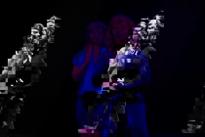 studenti tančí na představení