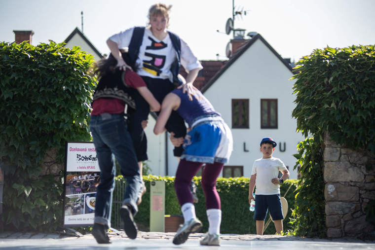 tanečníci v zahradách