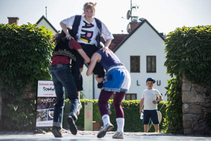 tanečníci v zahradách