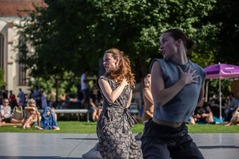 tanečníci v zahradách