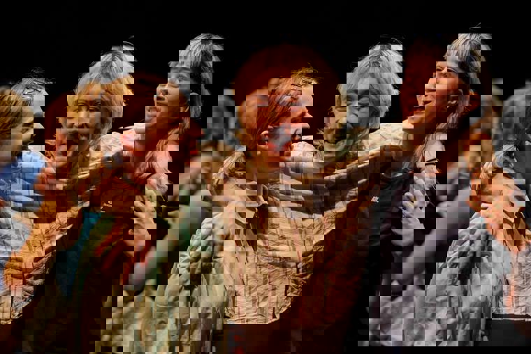 studenti tančí na představení