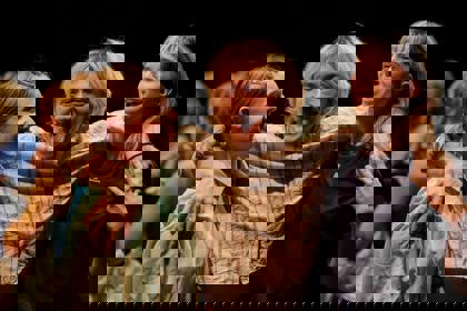 studenti tančí na představení