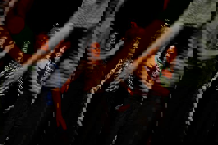 studenti tančí na představení