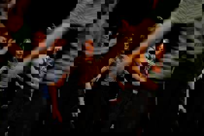 studenti tančí na představení