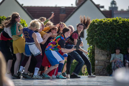 tanečníci v zahradách