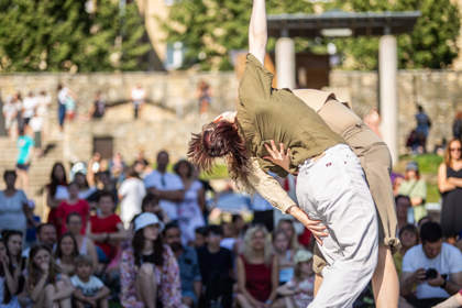 tanečníci v zahradách